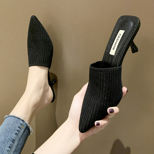 Moteriškas modernus šlepetės smailus modelis su plonu žemu kulnu