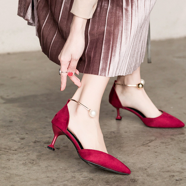 Női modern cipő hegyes modell gyöngyökkel - öko velúrból