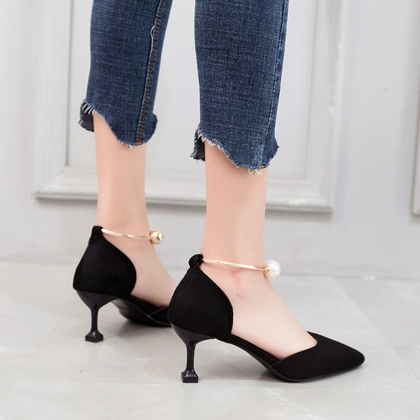 Női modern cipő hegyes modell gyöngyökkel - öko velúrból