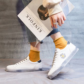 Alkalmi női tornacipő lapos talppal és színes fehér hímzéssel