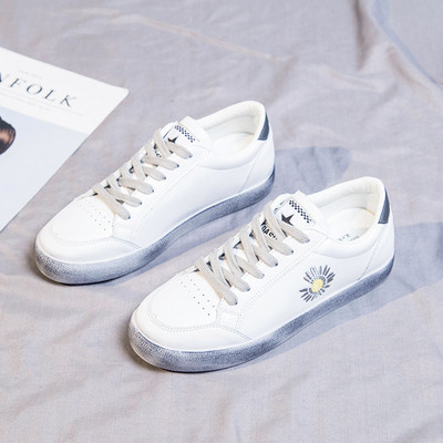 Alkalmi női tornacipő lapos talppal és színes fehér hímzéssel