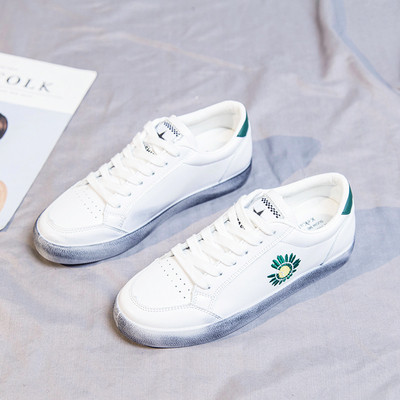 Alkalmi női tornacipő lapos talppal és színes fehér hímzéssel