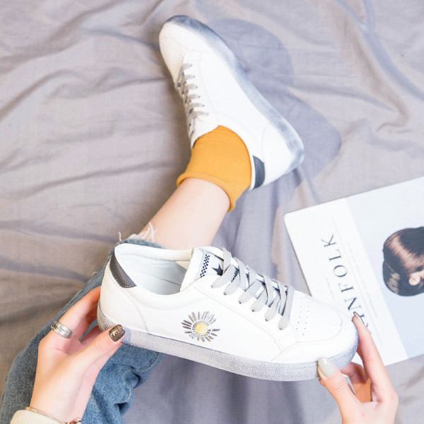 Alkalmi női tornacipő lapos talppal és színes fehér hímzéssel