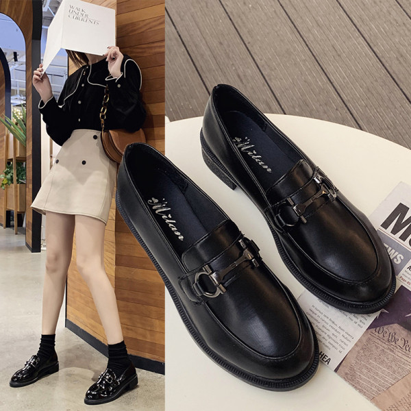 Moteriški laisvalaikio batai su metaliniu elementu juodos spalvos - dviejų modelių