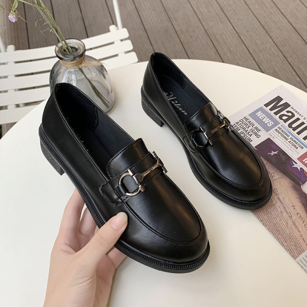 Moteriški laisvalaikio batai su metaliniu elementu juodos spalvos - dviejų modelių