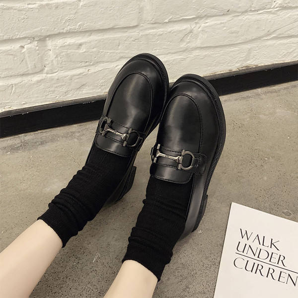 Moteriški laisvalaikio batai su metaliniu elementu juodos spalvos - dviejų modelių