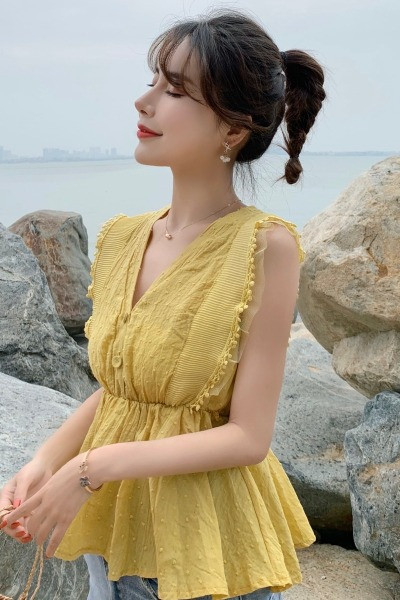 Разкроен дамски потник с шпиц деколте и копчета 