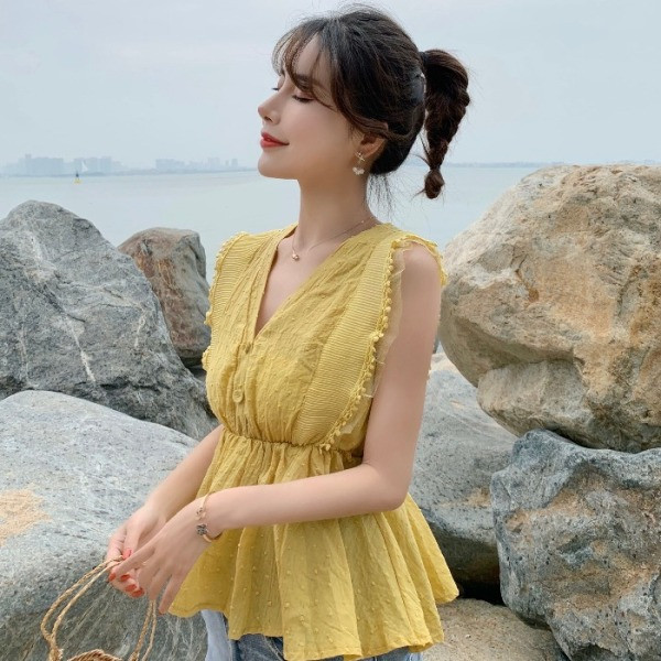 Разкроен дамски потник с шпиц деколте и копчета 