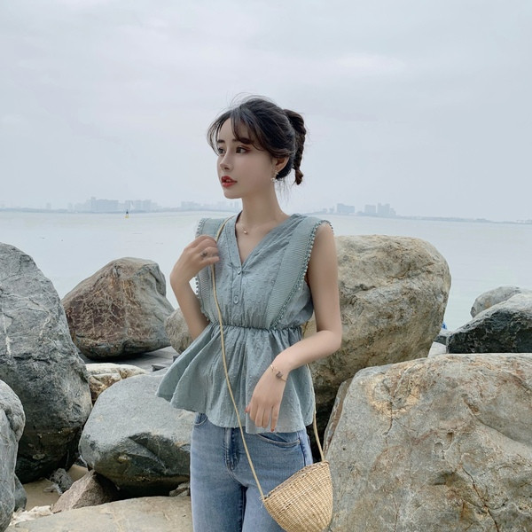 Разкроен дамски потник с шпиц деколте и копчета 