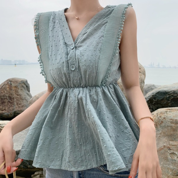 Разкроен дамски потник с шпиц деколте и копчета 