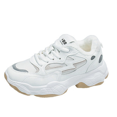 Tavaszi női tornacipő durva talppal, fehér színben