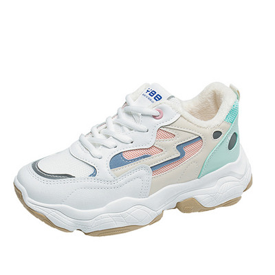 Tavaszi női tornacipő durva talppal, fehér színben