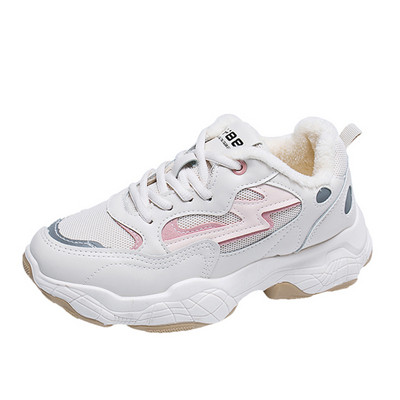 Tavaszi női tornacipő durva talppal, fehér színben