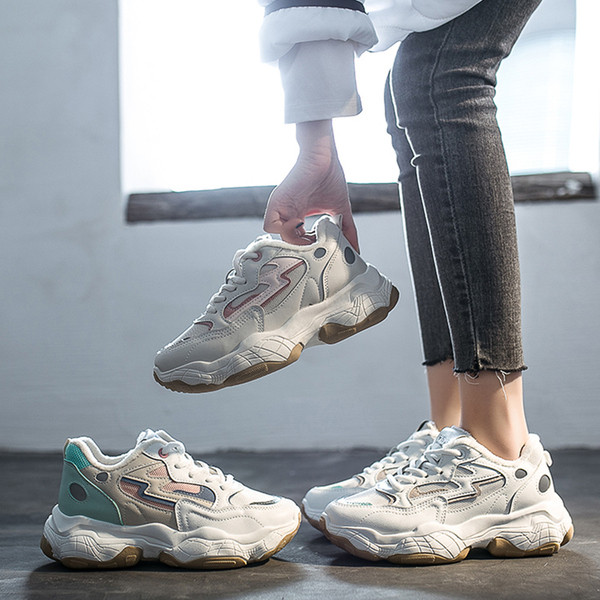 Tavaszi női tornacipő durva talppal, fehér színben