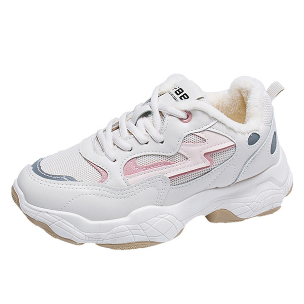 Tavaszi női tornacipő durva talppal, fehér színben