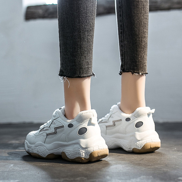 Tavaszi női tornacipő durva talppal, fehér színben