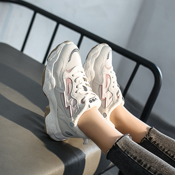 Tavaszi női tornacipő durva talppal, fehér színben