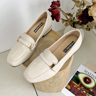 Ikdienas sieviešu lakādas apavi ar plakanu zoli