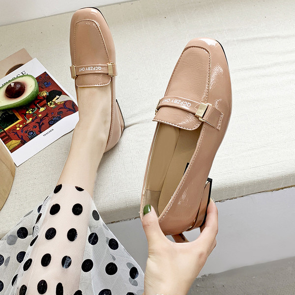 Ikdienas sieviešu lakādas apavi ar plakanu zoli