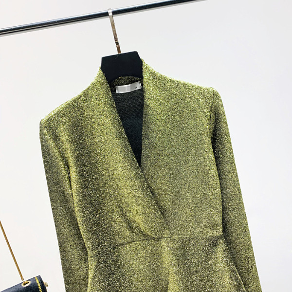 Šiuolaikinė moteriška palaidinė su špicine iškirpte, blizgiu efektu ir ilgomis rankovėmis