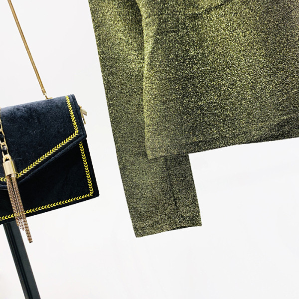 Šiuolaikinė moteriška palaidinė su špicine iškirpte, blizgiu efektu ir ilgomis rankovėmis