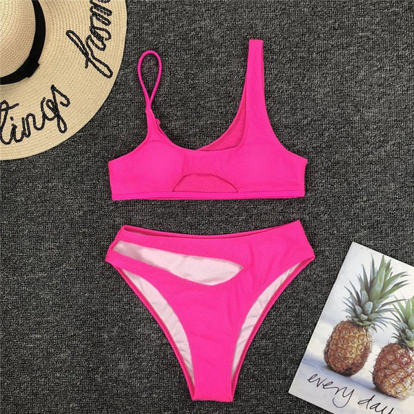 Нов модел дамски бански от две части и изрязани мотиви