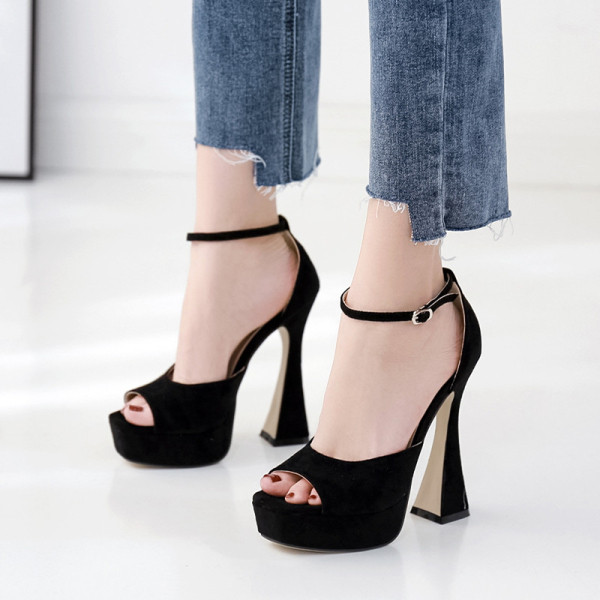 Öko velúrból készült női szandál új modellje magassarkúval és platformmal