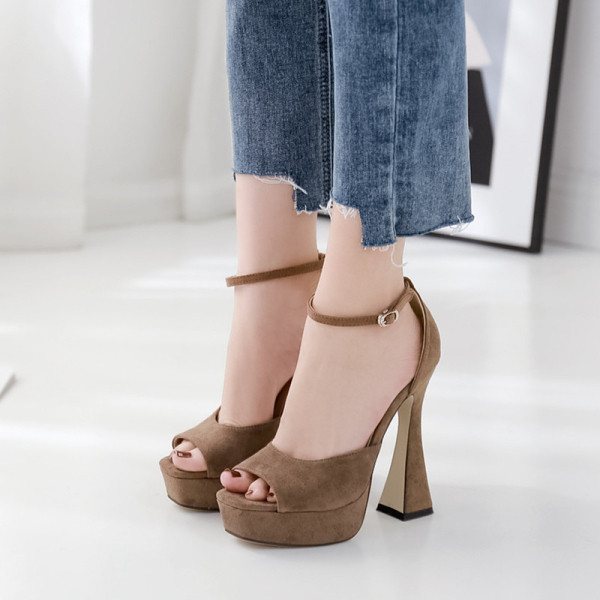 Öko velúrból készült női szandál új modellje magassarkúval és platformmal