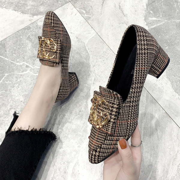 Дамски модерни карирани  обувки с дебел ток и метална катарама 