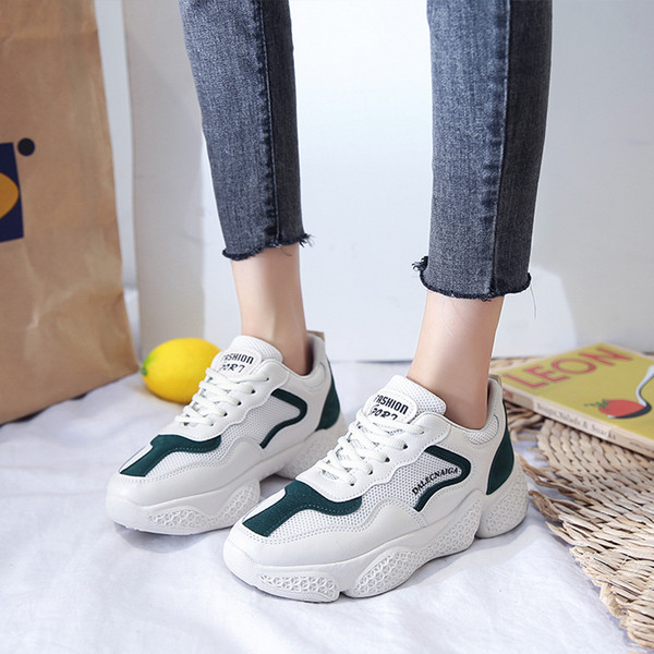 Sieviešu kedas ar plakanām zolēm piemērotas vasarai