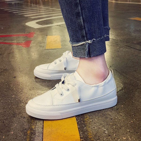 Ādas sieviešu kedas ar plakanu zoli - izgatavotas no eko ādas