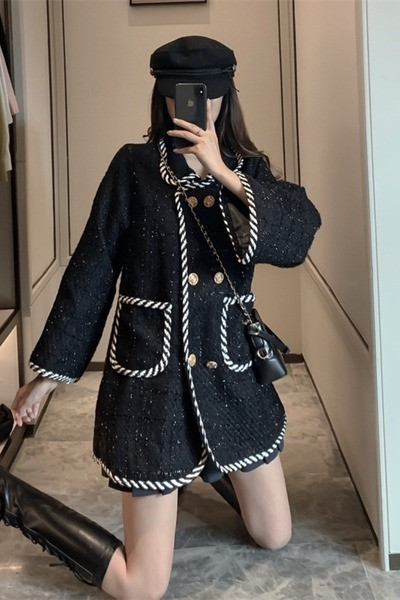 Fekete női tavaszi kabát gombokkal és zsebekkel