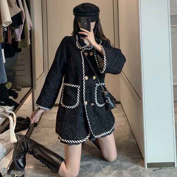 Fekete női tavaszi kabát gombokkal és zsebekkel