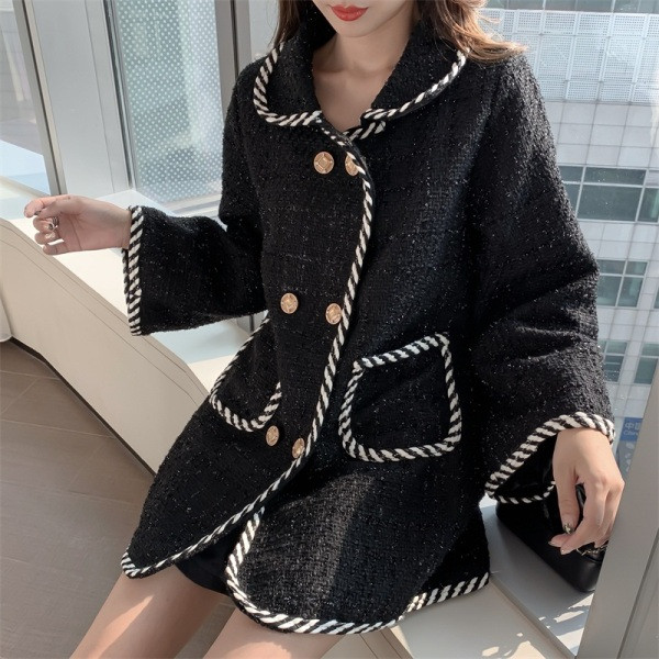 Fekete női tavaszi kabát gombokkal és zsebekkel