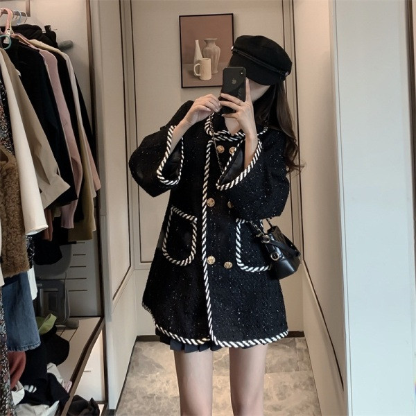 Fekete női tavaszi kabát gombokkal és zsebekkel