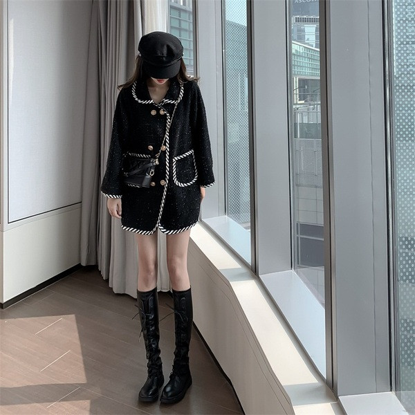 Fekete női tavaszi kabát gombokkal és zsebekkel