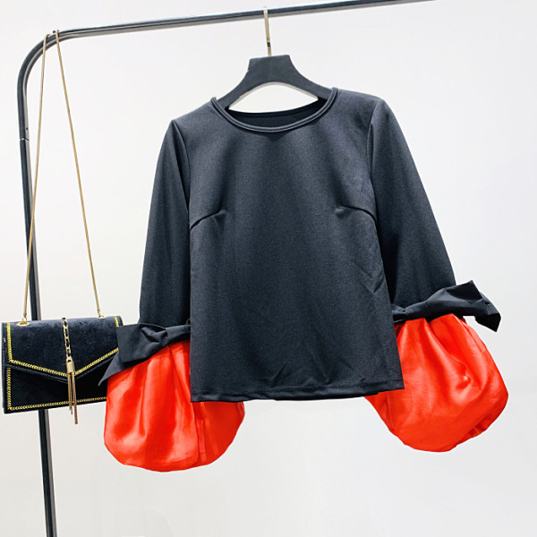 Uue mudeli ovaalse kaelusega ja laiade varrukatega naiste pluus