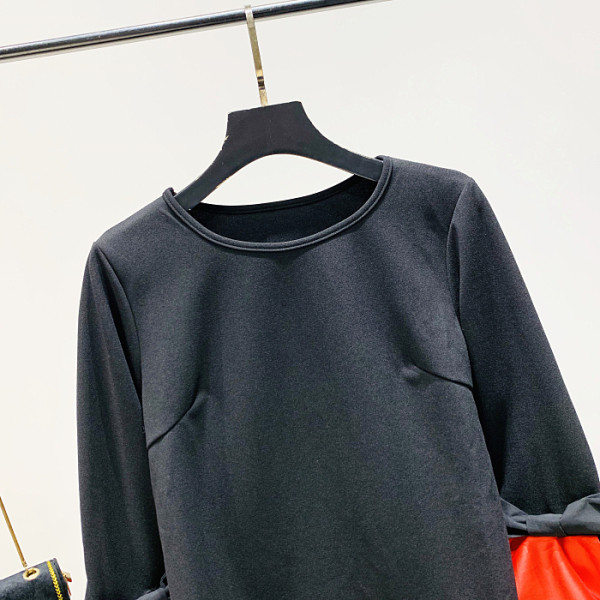 Uue mudeli ovaalse kaelusega ja laiade varrukatega naiste pluus