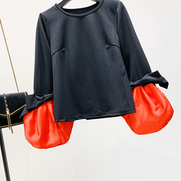 Uue mudeli ovaalse kaelusega ja laiade varrukatega naiste pluus