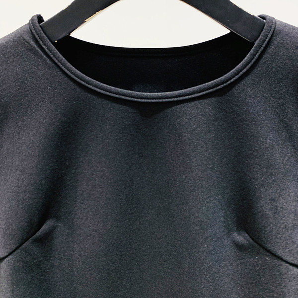 Uue mudeli ovaalse kaelusega ja laiade varrukatega naiste pluus