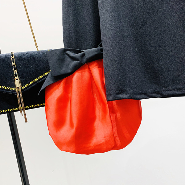 Uue mudeli ovaalse kaelusega ja laiade varrukatega naiste pluus