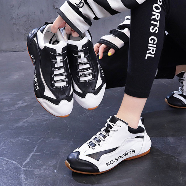 Moteriški sportbačiai su spalvotais raišteliais ir lygiu padu