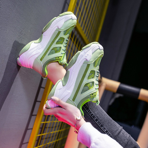 Sport és alkalmi női tornacipő magas talppal