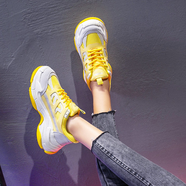 Sport és alkalmi női tornacipő magas talppal