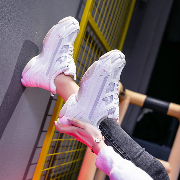 Sport és alkalmi női tornacipő magas talppal