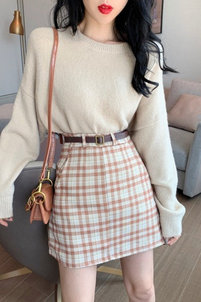 Modernus moteriškas sijonas aukštu juosmeniu, diržu ir kišenėmis