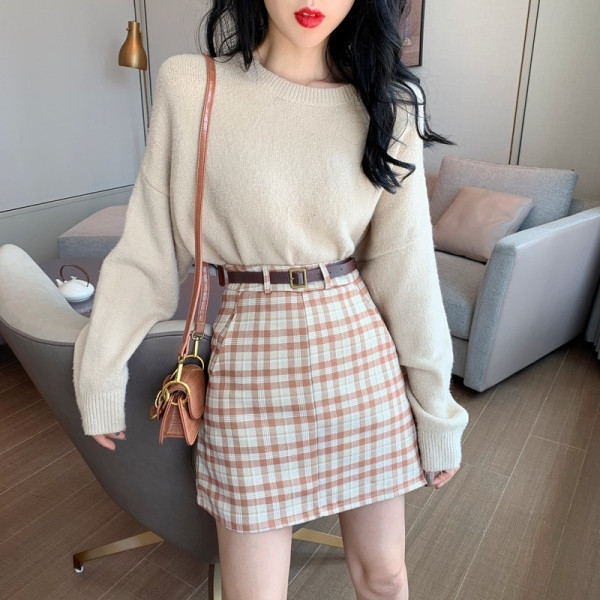 Modernus moteriškas sijonas aukštu juosmeniu, diržu ir kišenėmis