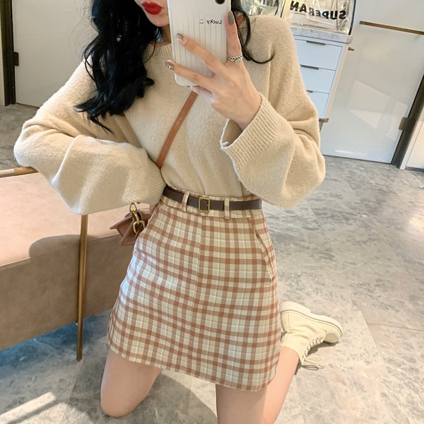 Modernus moteriškas sijonas aukštu juosmeniu, diržu ir kišenėmis