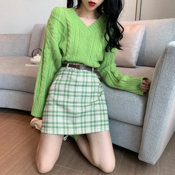 Modernus moteriškas sijonas aukštu juosmeniu, diržu ir kišenėmis