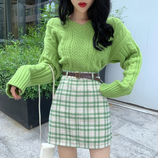 Modernus moteriškas sijonas aukštu juosmeniu, diržu ir kišenėmis